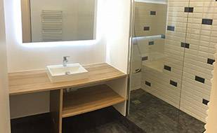 Renovation d'une salle de bain avec douche italiennee et carrelage et avec vasque