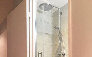 Travaux de  renovation d'une salle de bain avec douche italienne vitrée