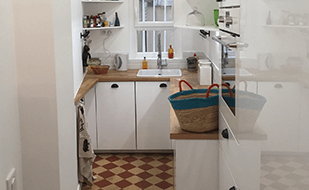Société de bâtiment  - rénovation d'appartement avec cuisine équipée au sol carrelé à Paris