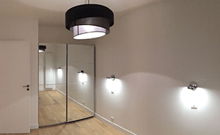 travaux de  rénovation de chambre avec placard à miroirs