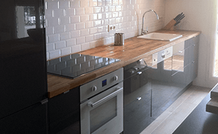 Optimiz Rénovation - rénovation d'appartement avec une cuisine équipée et des grand placards